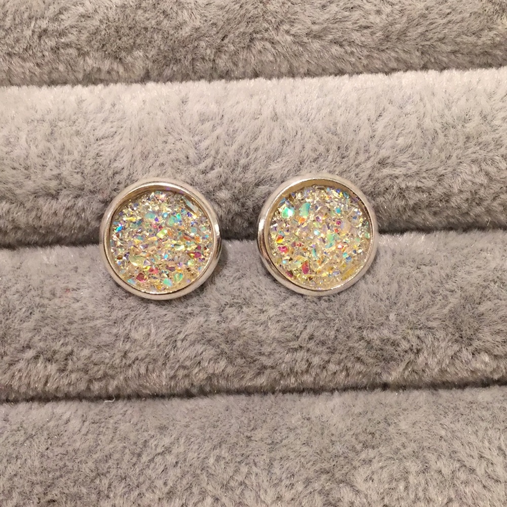 ✨2/$10✨ White druzy stud earrings